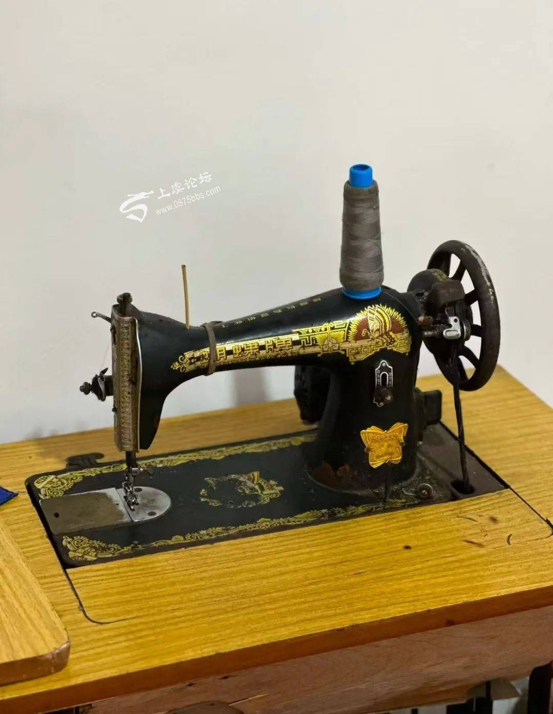 縫紉機(jī) 嘎吱作響的童年，與永不褪色的母愛